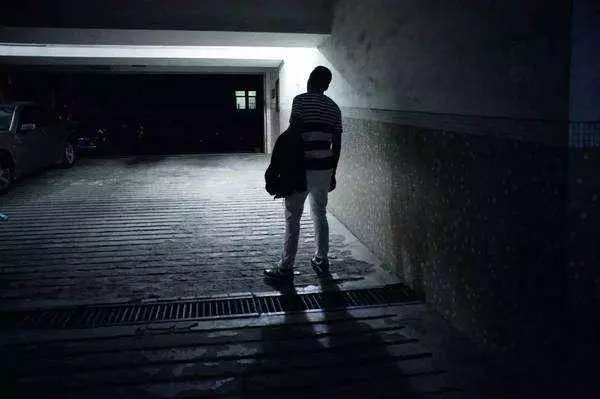 父親帶一個女人回家說要跟母親離婚,我氣的想打小3,父親卻給我一巴掌!3年後父親過世,眞相揭開..
