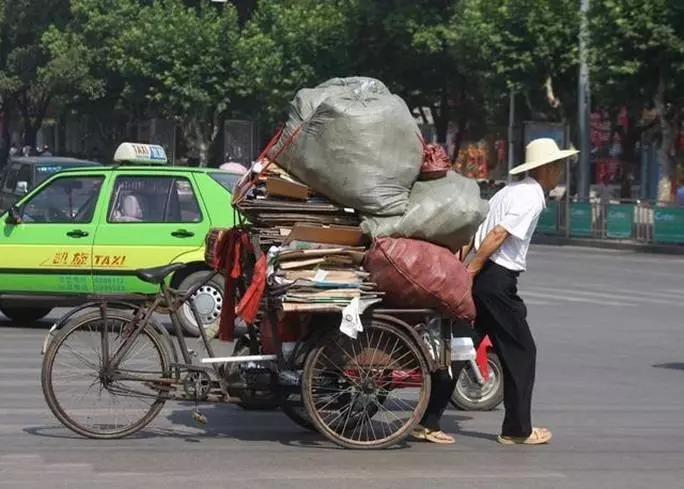 父親帶一個女人回家說要跟母親離婚,我氣的想打小3,父親卻給我一巴掌!3年後父親過世,眞相揭開..