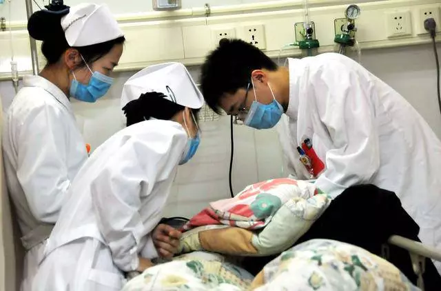 父親帶一個女人回家說要跟母親離婚,我氣的想打小3,父親卻給我一巴掌!3年後父親過世,眞相揭開..