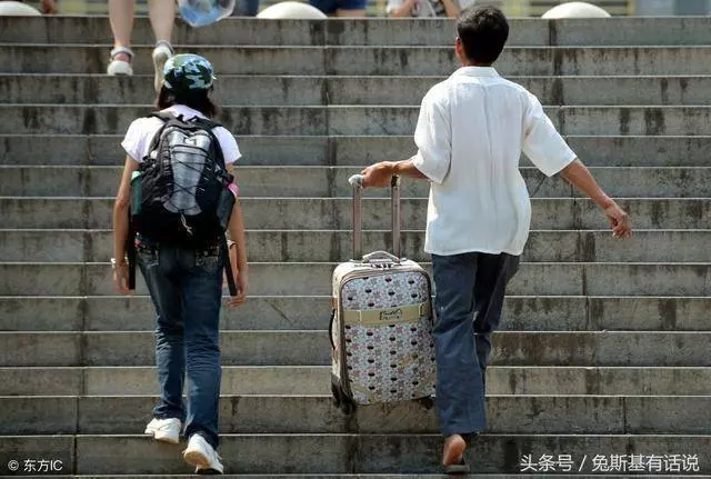 姐坐月子婆家給她吃剩飯,姐倒垃圾桶,半夜廚房見一人,姐姐哭了