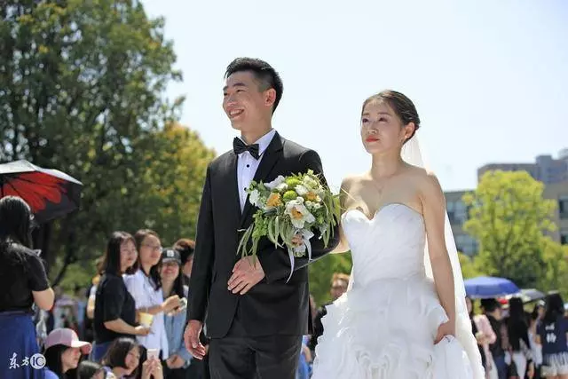 姐坐月子婆家給她吃剩飯,姐倒垃圾桶,半夜廚房見一人,姐姐哭了