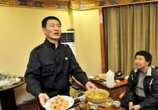 母親去世後,家裡的剩菜隔天就消失,躲在廚房看到那個人我愣住了