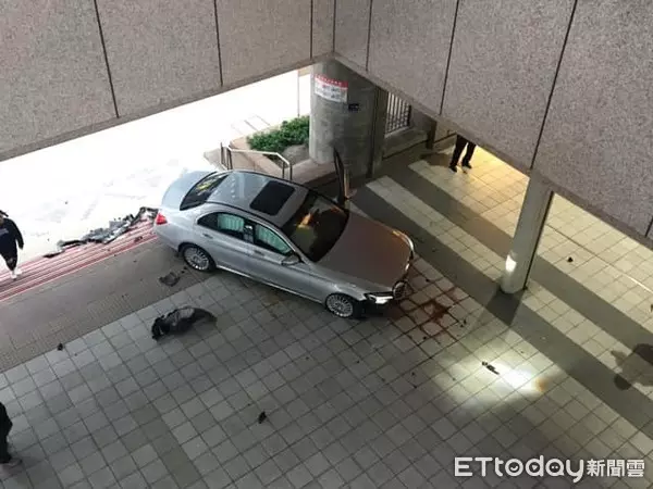 快訊/賓士車「爬樓梯」衝進唭哩岸捷運站 肇事駕駛高齡93歲