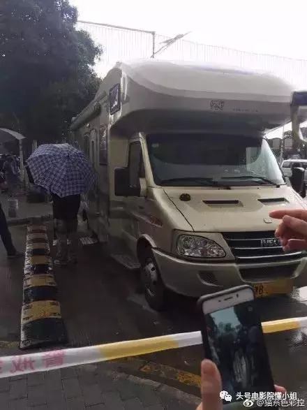 周星馳深圳拍《美人魚2》坐70萬房車 遊樂園取景拉警戒線防曝光