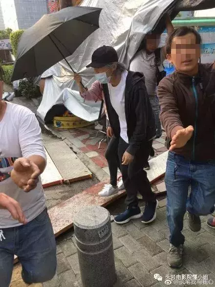 周星馳深圳拍《美人魚2》坐70萬房車 遊樂園取景拉警戒線防曝光