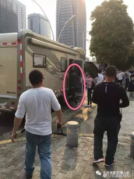周星馳深圳拍《美人魚2》坐70萬房車 遊樂園取景拉警戒線防曝光