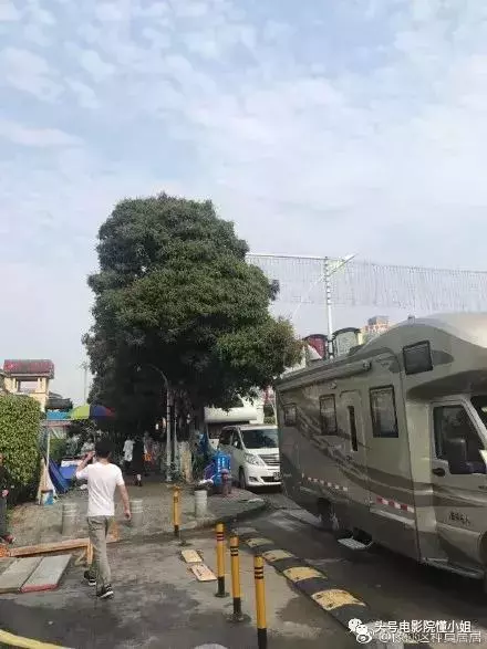 周星馳深圳拍《美人魚2》坐70萬房車 遊樂園取景拉警戒線防曝光