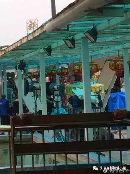 周星馳深圳拍《美人魚2》坐70萬房車 遊樂園取景拉警戒線防曝光