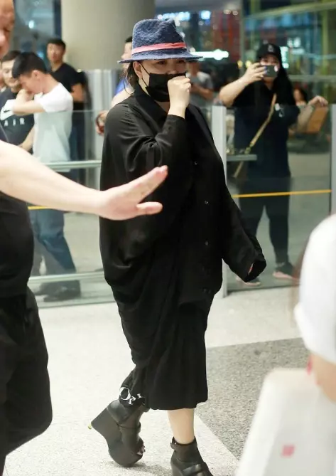 張惠妹突然現身,穿著很寬大的衣服也難掩大肚子!很多歌迷看到都忍不住哭了!