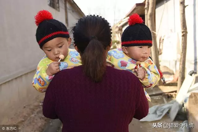 俺生雙胞胎後,被婆婆趕出家門,5年後回家,俺雙膝跪地謝婆婆