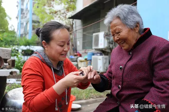俺生雙胞胎後,被婆婆趕出家門,5年後回家,俺雙膝跪地謝婆婆