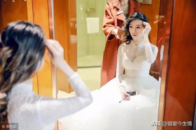 新婚夜,丈夫喂俺安眠藥,俺假裝吃了睡著,偶然睜開眼,俺傻住
