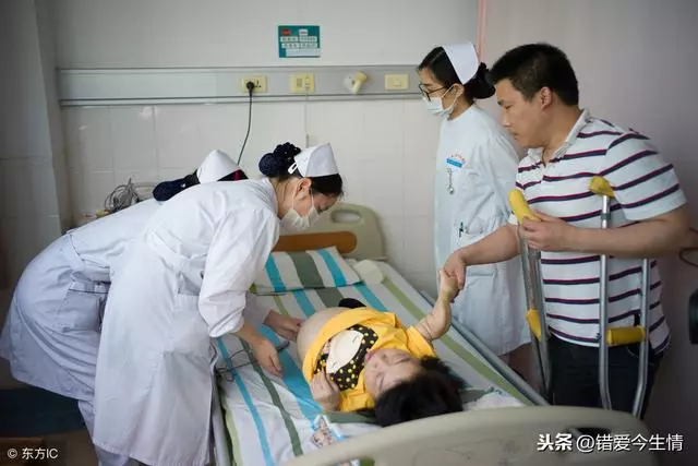 妻子剛流產,媽非讓她洗衣服,俺怒推倒她,瞥見地上,俺怒扇自己