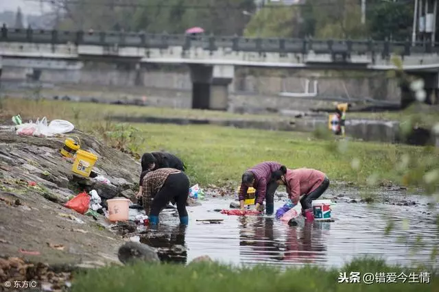 妻子剛流產,媽非讓她洗衣服,俺怒推倒她,瞥見地上,俺怒扇自己