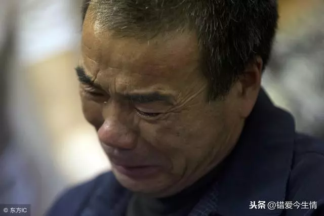 妻子剛流產,媽非讓她洗衣服,俺怒推倒她,瞥見地上,俺怒扇自己