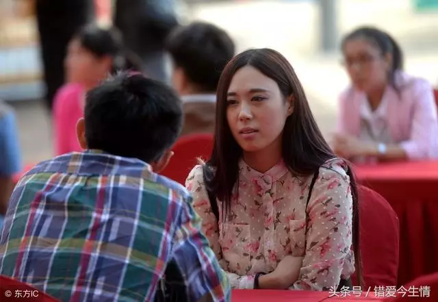 離婚六年,偶遇前妻賣小吃,瞅見她身邊小男孩,差點找不到回家路