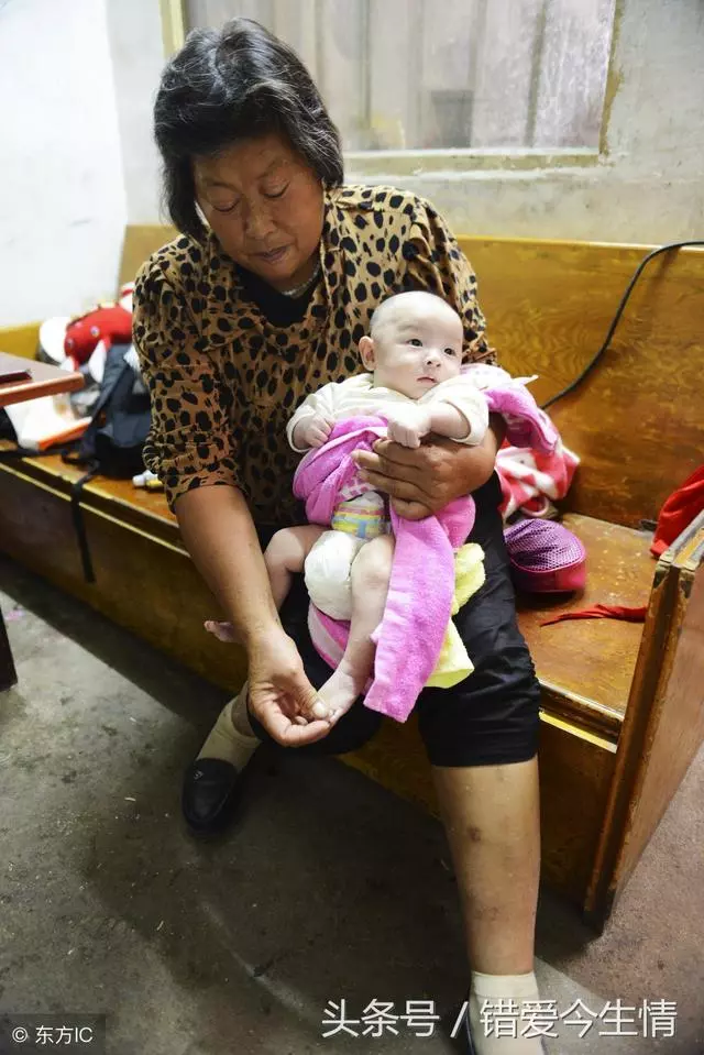 離婚六年,偶遇前妻賣小吃,瞅見她身邊小男孩,差點找不到回家路