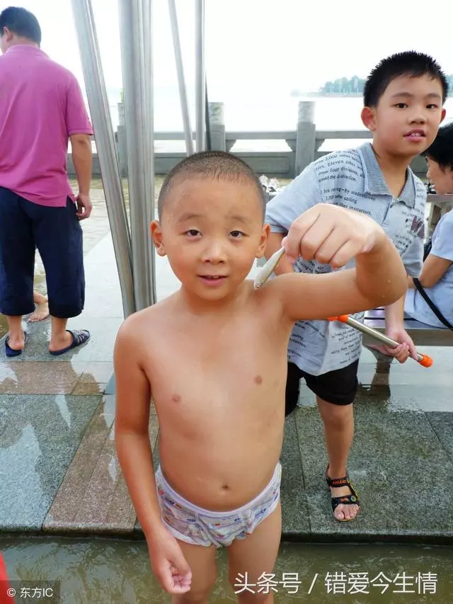 離婚六年,偶遇前妻賣小吃,瞅見她身邊小男孩,差點找不到回家路