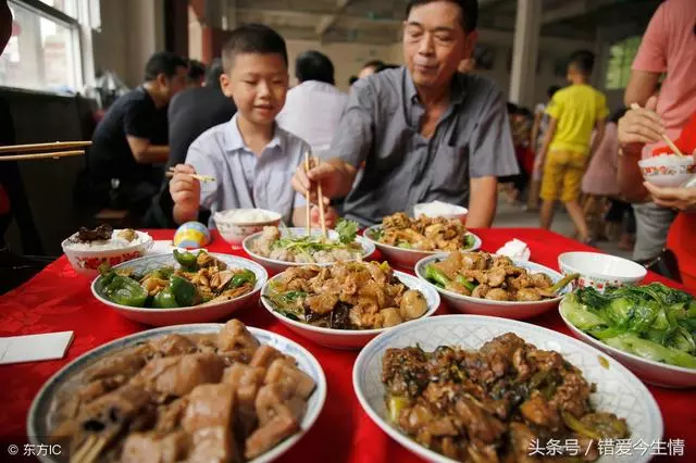 父親參加婚宴,岳父不讓他上桌,老闆見了卻要免單,岳父尷尬了