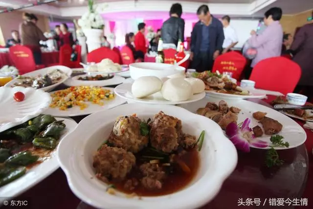 父親參加婚宴,岳父不讓他上桌,老闆見了卻要免單,岳父尷尬了