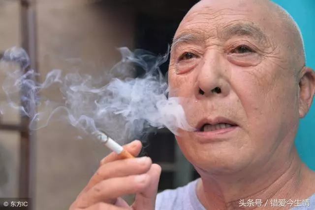 父親參加婚宴,岳父不讓他上桌,老闆見了卻要免單,岳父尷尬了