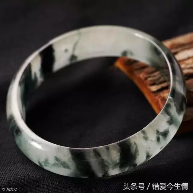 公公臨終前手一直指著房梁,兒子從房梁取出破盒子,打開後炸了鍋