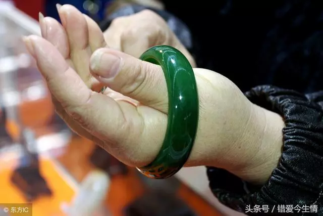 男友帶我見父母,准婆婆送我傳家寶,瞅見牆上的全家福我差點暈倒