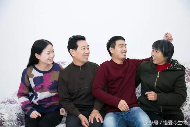 男友帶我見父母,准婆婆送我傳家寶,瞅見牆上的全家福我差點暈倒
