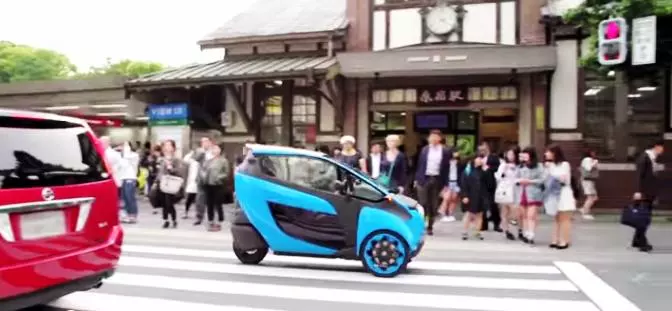 TOYOTA即將在台上市新款超級機車 「免加油只需充電3小時」還能遮風避雨!