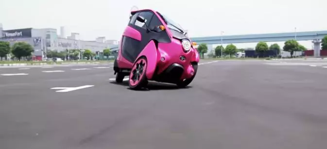TOYOTA即將在台上市新款超級機車 「免加油只需充電3小時」還能遮風避雨!