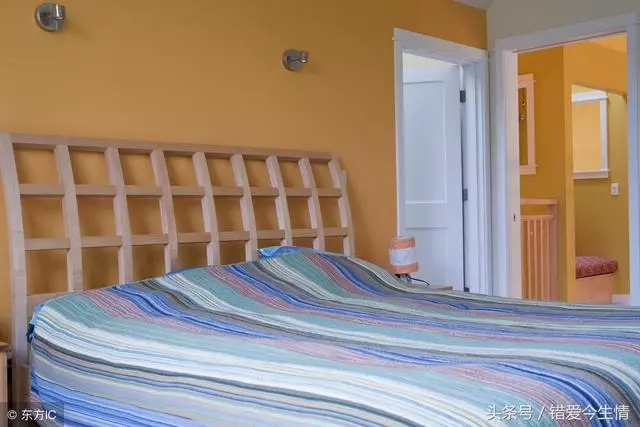 婆婆來家後，孩子一躺下就哭鬧，拆開床上的褥子，淚水止不住流