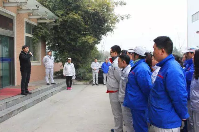 老闆意外離開,員工拿3萬借條上門,老闆娘打開手機,員工淚奔