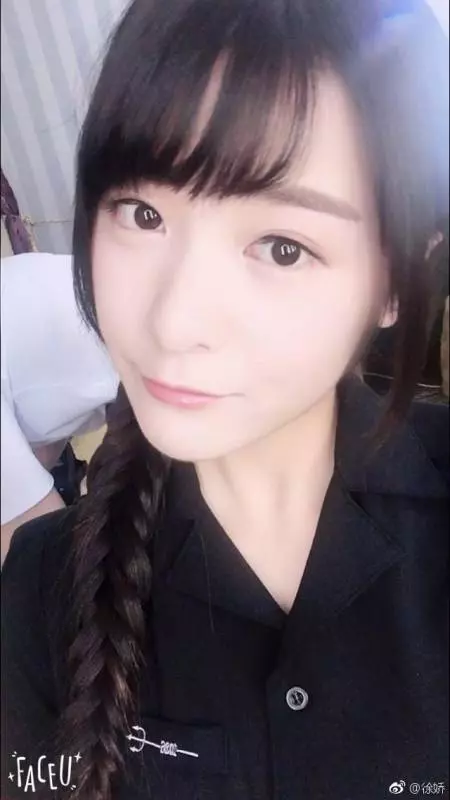 21歲徐嬌現身好友婚禮,遭眾賓客圍觀合影,網友:這幾年她究竟經歷了什麼?怎麼變成這樣啊??
