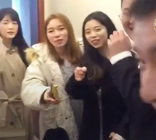 21歲徐嬌現身好友婚禮,遭眾賓客圍觀合影,網友:這幾年她究竟經歷了什麼?怎麼變成這樣啊??