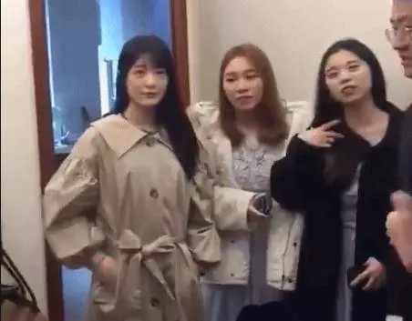 21歲徐嬌現身好友婚禮,遭眾賓客圍觀合影,網友:這幾年她究竟經歷了什麼?怎麼變成這樣啊??