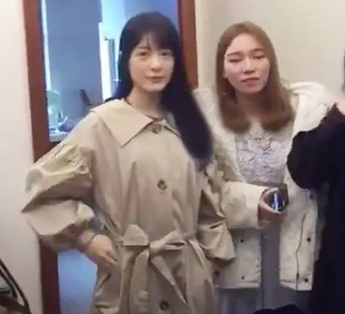 21歲徐嬌現身好友婚禮,遭眾賓客圍觀合影,網友:這幾年她究竟經歷了什麼?怎麼變成這樣啊??