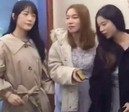 21歲徐嬌現身好友婚禮,遭眾賓客圍觀合影,網友:這幾年她究竟經歷了什麼?怎麼變成這樣啊??