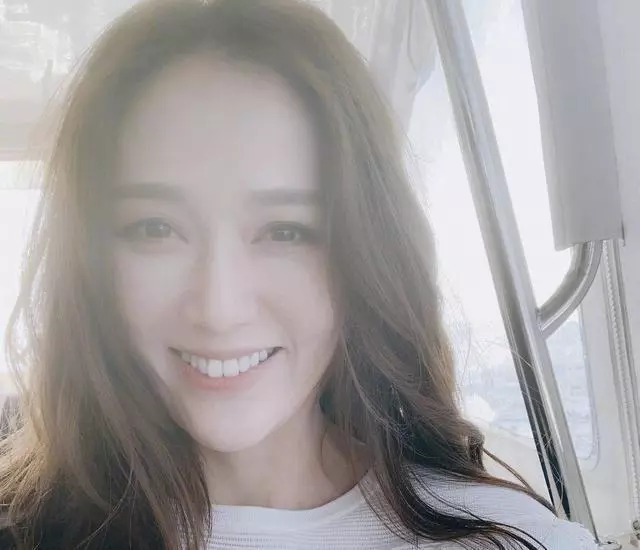 陳喬恩素顏被拍 「狂躲助理後面」,網友驚訝:不敢相信這是39歲的狀態