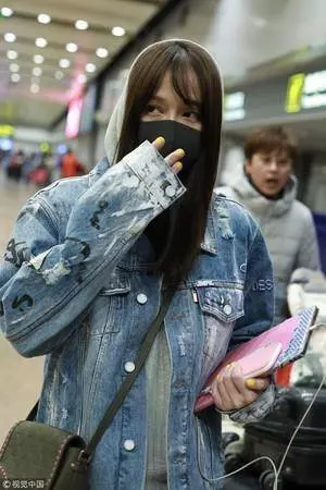陳喬恩素顏被拍 「狂躲助理後面」,網友驚訝:不敢相信這是39歲的狀態