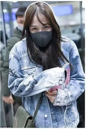 陳喬恩素顏被拍 「狂躲助理後面」,網友驚訝:不敢相信這是39歲的狀態