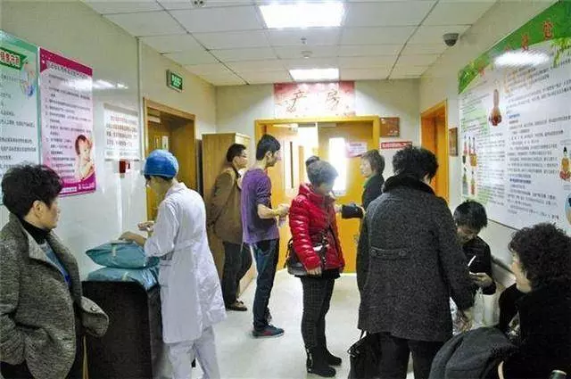 孕婦生孩子陪產來了13人,卻沒有一人上前抱孩子,網友:真幸福!