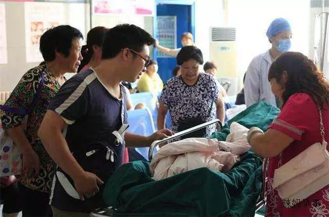 孕婦生孩子陪產來了13人,卻沒有一人上前抱孩子,網友:真幸福!