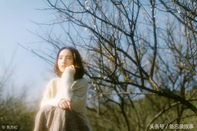 我挺大肚子參加前夫婚禮,前公婆給了我個存摺,看到數額我痛哭!