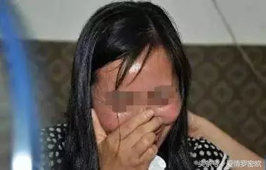我挺大肚子參加前夫婚禮,前公婆給了我個存摺,看到數額我痛哭!