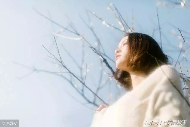 我挺大肚子參加前夫婚禮,前公婆給了我個存摺,看到數額我痛哭!