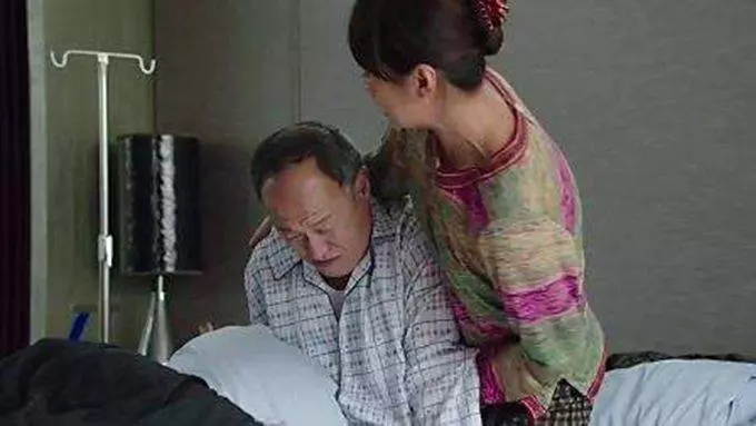 父親失禁,請來保姆後卻從未尿過褲子,女兒納悶,裝監控一瞧淚流滿面