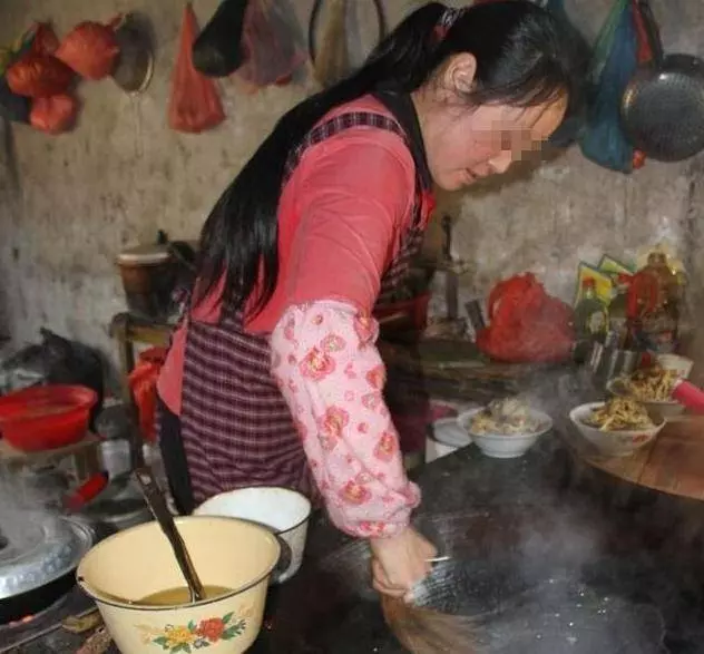 兒媳主動做年夜飯,豐盛的飯菜做好後,兒媳摘下圍裙,俺報了警