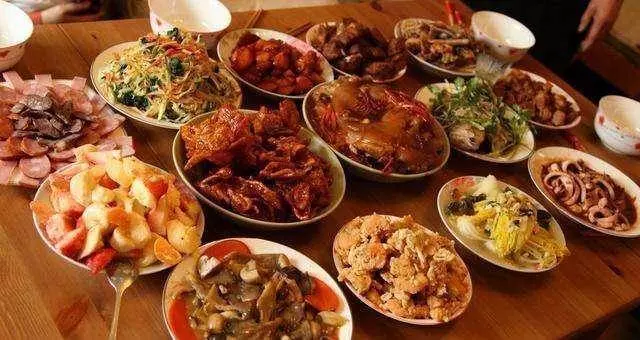 兒媳主動做年夜飯,豐盛的飯菜做好後,兒媳摘下圍裙,俺報了警