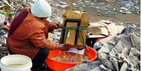 娘安葬後老屋沒人住,半夜總亮起燈,女兒一進屋當場眼淚落下