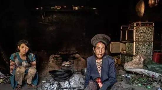娘安葬後老屋沒人住,半夜總亮起燈,女兒一進屋當場眼淚落下